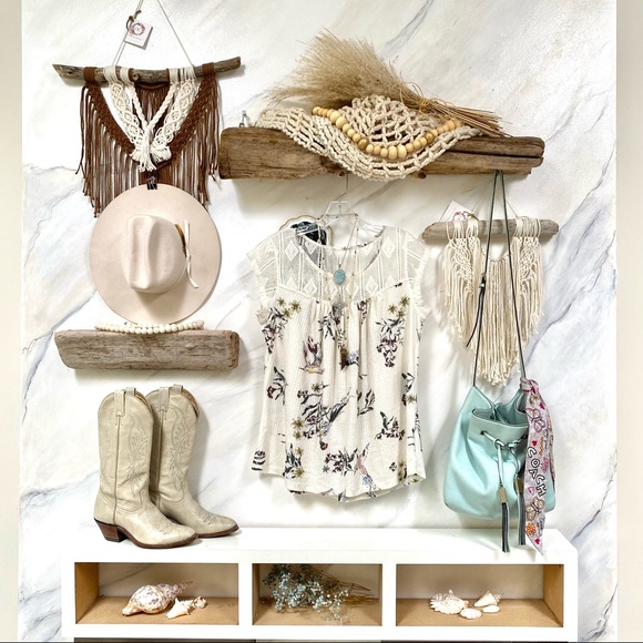 Beautiful BOHO prairie floral blouse w crochet detailing🦋✨ - Picture 5 of 9